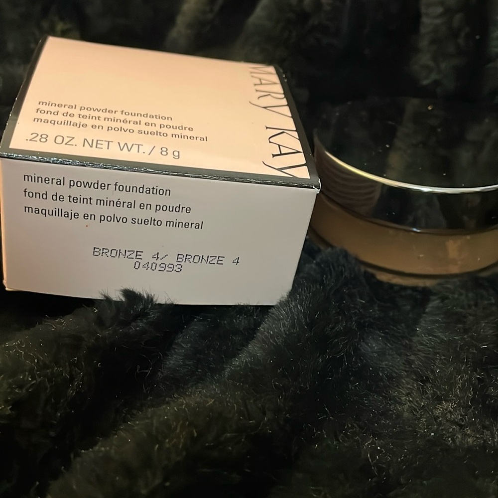 Mary Kay
Mineral powder foundation 
Bronze 4
.28 oz.